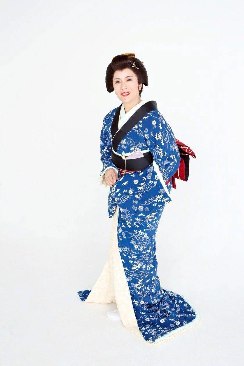 青い花柄の着物と日本髪姿の池上季実子