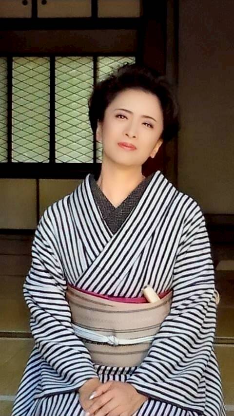 和室で静かにたたずむ、着物姿の池上季実子