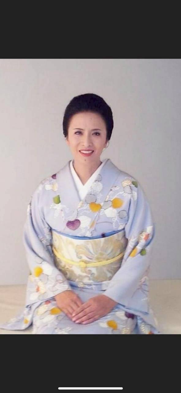 淡い色の着物を着て微笑む池上季実子